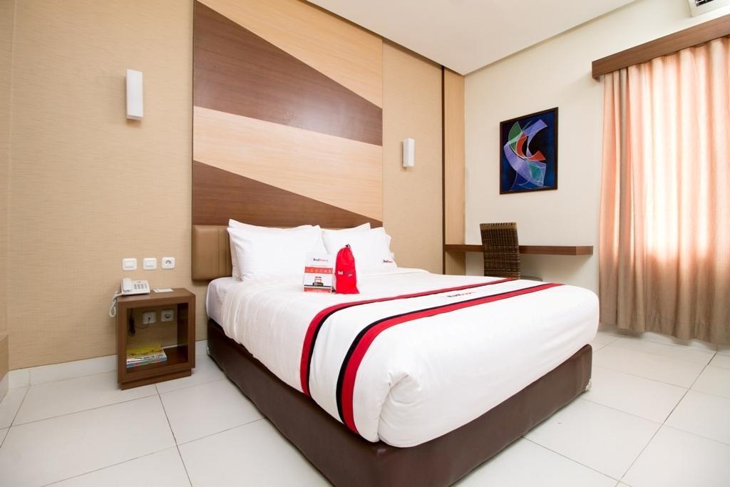 Hotel Reddoorz Near Roxy 2*
