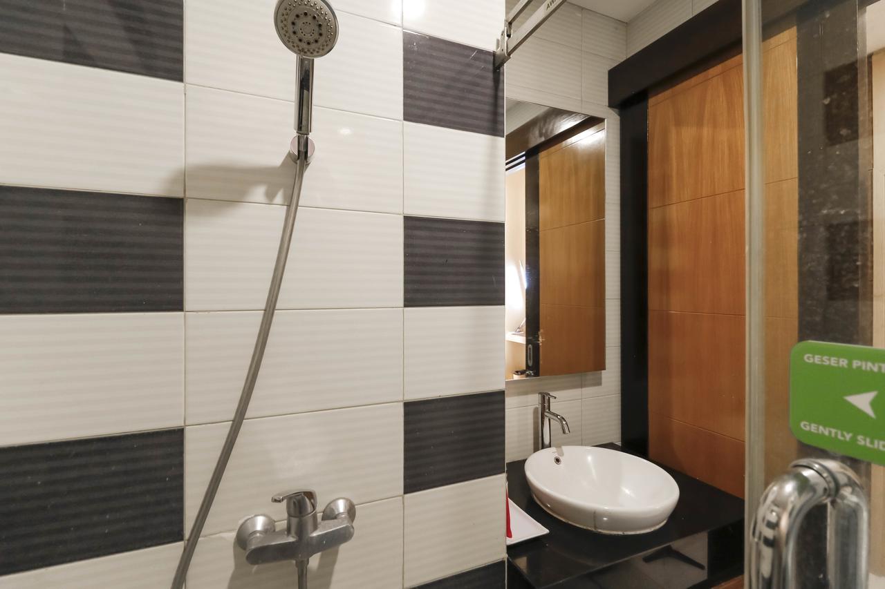Hotel Reddoorz Near Roxy 2*