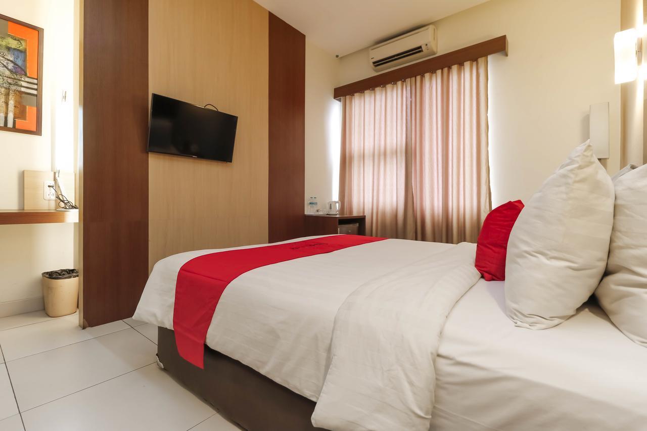 Hotel Reddoorz Near Roxy 2*