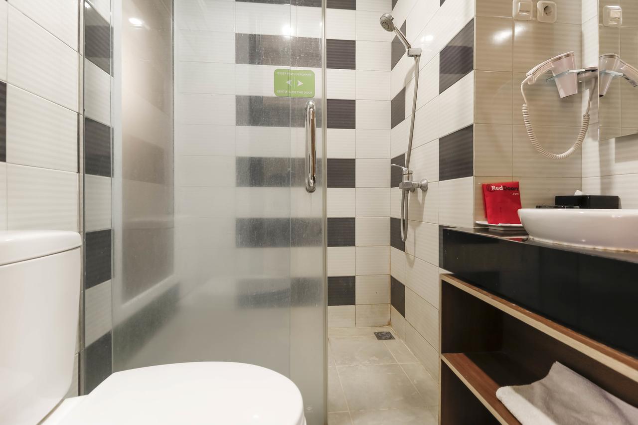 Hotel Reddoorz Near Roxy 2*