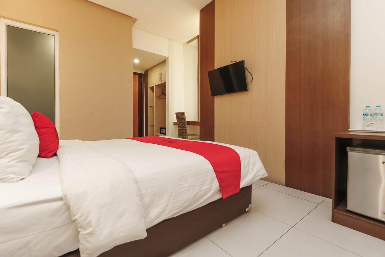 Hotel Reddoorz Near Roxy 2*