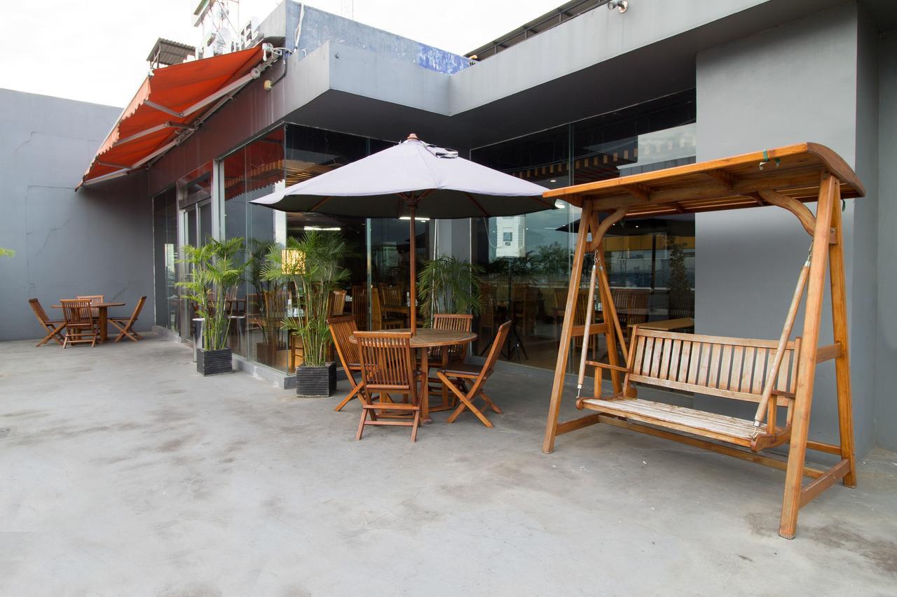 Hotel Reddoorz Near Roxy 2*